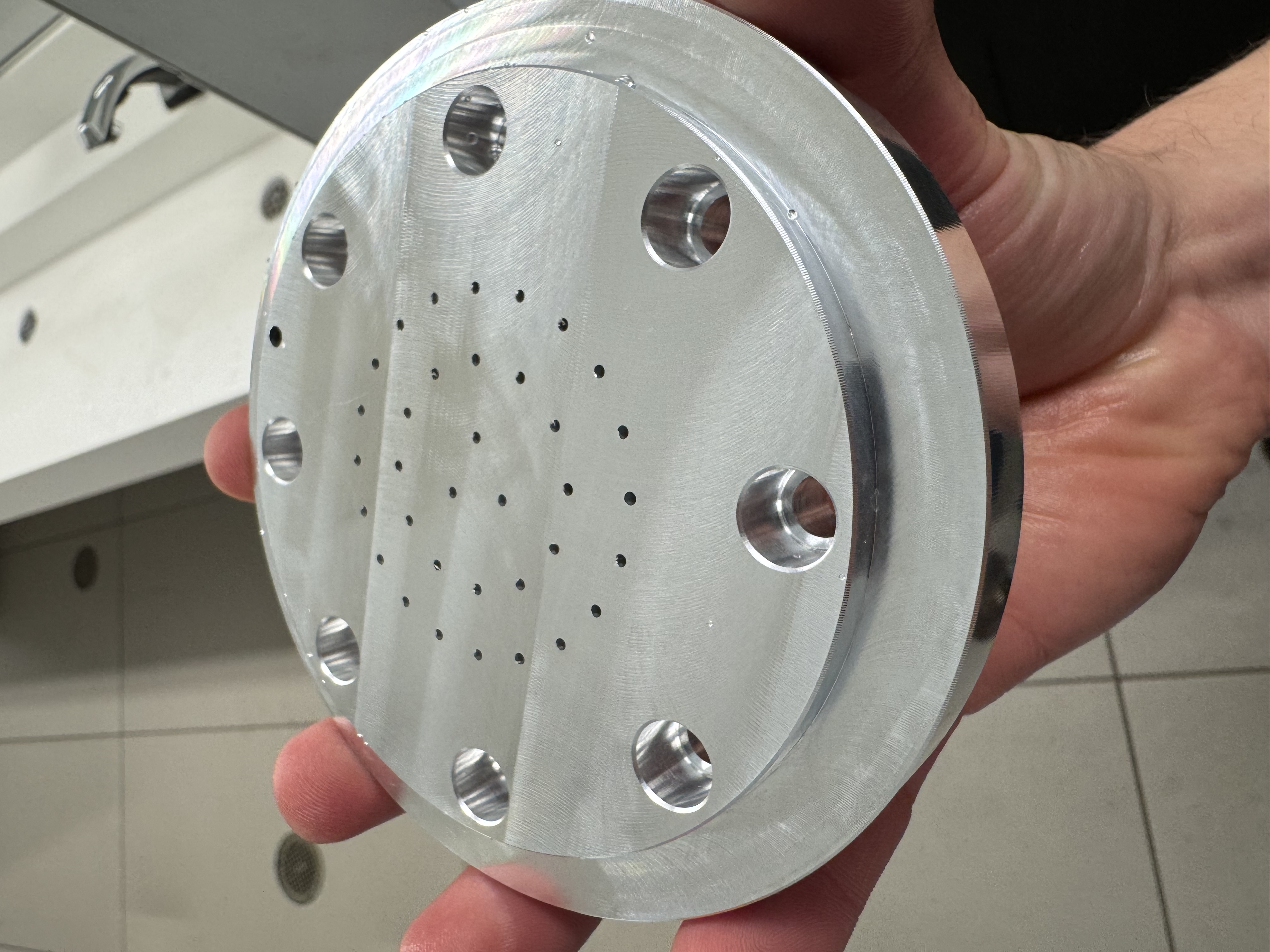 Injector plate holes